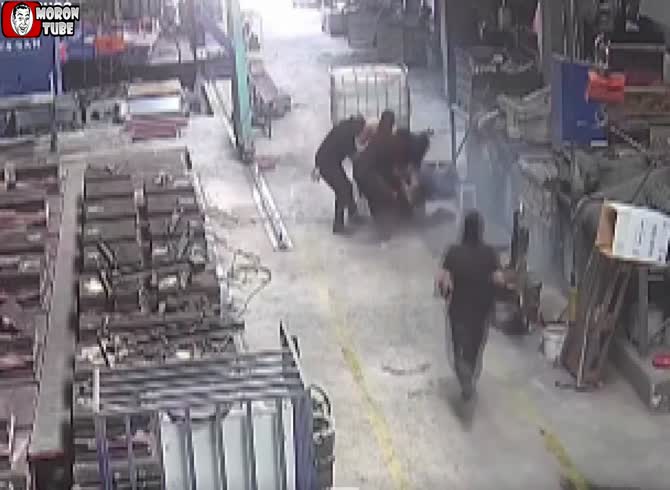 Video :While mixing paint, he is blown up by an explosion (Warning - frightening)